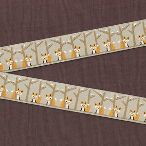 ANIMAIS/Fazenda E-22-A Fita Jacquard de Poliéster com Acabamento de 7/8" de Largura (22 mm) Na Fazenda, Fundo Bege com Raposas Laranja e Árvores com Pássaros