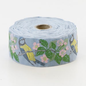 KAFKA H-12/05 Jacquard Ribbon Woven Organic Cotton Trim 1-1/2" de largura (40 mm) Azul com pássaros azuis e amarelos, flores de cerejeira rosa