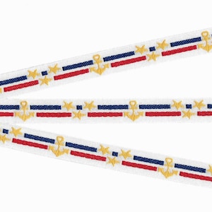 Cinta de algodón jacquard deportiva/náutica C-06-B de 16 mm de ancho (5/8"), fabricada en Francia. Color blanco con rayas rojas y azul marino, anclas y estrellas amarillas.