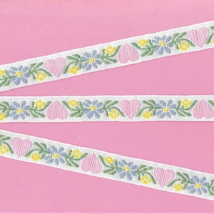 HARTEN/BLOEMEN D-21-C Jacquardlint Katoenen rand (20 mm) Wit met roze harten, gele en lichtblauwe edelweiss, groene bladeren