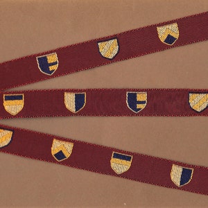 MÄRCHEN DER KINDER D-01-A Jacquard-Band-Baumwollbesatz, 3/4 "breit (20 mm) Burgund mit Marine-, Gold- und Hellbraunschilden, Wappen