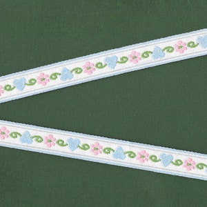 CORAZONES/FLORES C-11-B Cinta de algodón jacquard de 5/8" de ancho (16 mm) VINTAGE Fabricada en Alemania, blanca con corazones azules, flores color durazno y volutas verdes