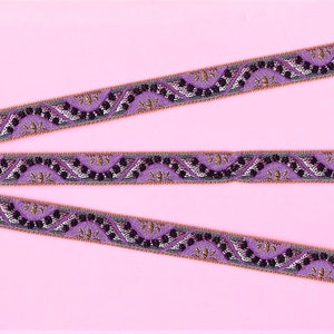 Cinta de poliéster con diseño de jacquard GEOMETRIC B-26-A de 1/2" de ancho (13 mm), fabricada en Francia, con diseño de ondas en rosa, lila y cobre y puntos morados