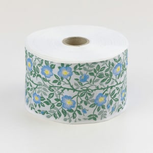 KAFKA L-01/66 Jacquard Ribbon Woven Organic Cotton Trim 2-3/8" de largura (60 mm) Branco com Rosas de Cachorro Azul-Céu e Amarelas, Folhas Verdes de 2 Tons