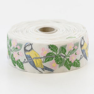 KAFKA H-12/02 Jacquard Ribbon Woven Organic Cotton Trim 1-1/2" de largura (40 mm) Marfim, pássaros chapim azul e amarelo, flores de cerejeira rosa