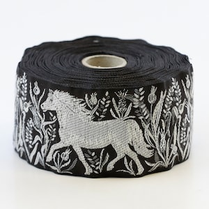 KAFKA K-06/08 Ruban jacquard en coton biologique tissé 50 mm (2 po.) de large, noir avec chevaux blancs et gris, graminées blanc gris argenté