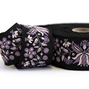 KAFKA G-19 / 01 Jacquard Band gewebt Bio-Baumwolle Zierleiste 32 mm breit Frida Blumenranke Schwarz w/Lila & Lila Blumen