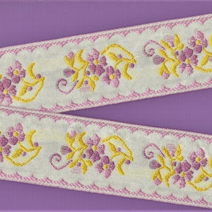 BLOEMEN K-21-B Jacquardlint Katoenen rand 2" breed (50 mm) VINTAGE Made in Italy, wit met gele en paarse bloemen, olijfbladeren, op maat gesneden