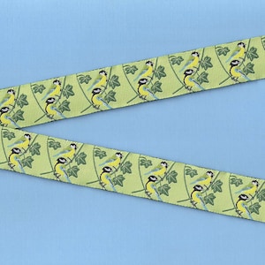 ANIMAIS/Pássaros E-24-A Jacquard Ribbon Poly Trim 7/8" de largura (22 mm) Fundo verde peridoto com um par de pássaros azuis e amarelos em galhos