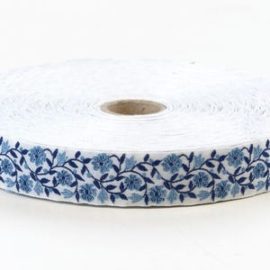 KAFKA D-03/02 Jacquardlint geweven biologisch katoenen rand (20 mm) wit met hemelsblauwe bloemen en marineblauwe bladeren