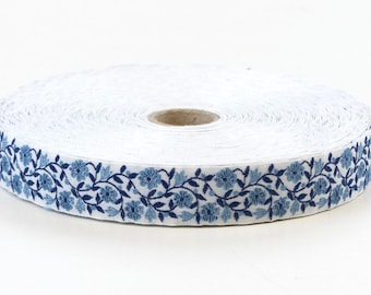 Cinta jacquard KAFKA D-03/02 de algodón orgánico, 20 mm de ancho (3/4"), blanca con flores azules
