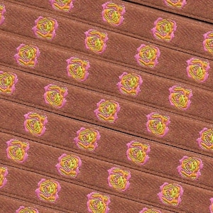 Cinta de jacquard FLORAL A-06-D con ribete de poliéster de 3/8" de ancho (9 mm) Fabricada en Francia Fondo de cobre con rosas de color rosa intenso, verde y naranja
