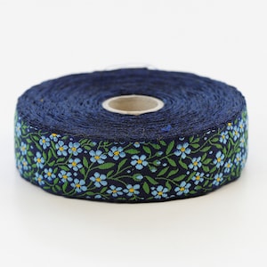 KAFKA F-01/04 Ruban Jacquard en coton biologique tissé 25 mm (1 po.) de large bleu marine (accents jaunes) myosotis, feuilles vertes