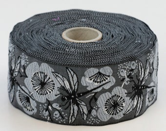 KAFKA H-19/05 Nastro jacquard in cotone organico con finiture larghe 1-1/2" (38 mm) Nero con libellule iridescenti argento, grandi fiori grigi