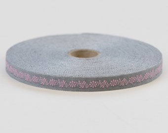 KAFKA A-02/27 Nastro jacquard intrecciato in cotone organico con finiture larghe 7/16" (10 mm) Sfondo grigio con fiori rosa. Foglie e viti