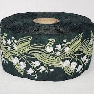 Ruban jacquard KAFKA H-02/05 en coton biologique tissé 38 mm (1-1/2 po.) de large, vert foncé, muguet blanc et feuilles/tiges vert clair