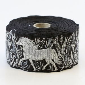 KAFKA K-06/07 Ruban jacquard en coton biologique tissé 50 mm (2 po.) de large noir avec chevaux blancs et gris, graminées gris lt gris foncé