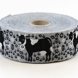 KAFKA G-17/06 ジャカードリボン オーガニックコットントリム 1-1/4インチ幅 (32 mm) グレー、白黒の牛、白い角、白黒の花