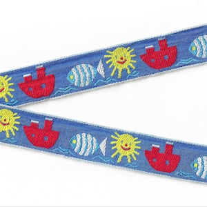 KINDER F-01-E Jacquard-Band-Baumwollbesatz, 1 "breit (25 mm) blauer Hintergrund mit Türkis- und Weißfisch-, Sonnenmotiven und roten Booten