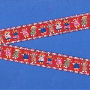 Cinta Jacquard de poliéster E-24-A para niños, 22 mm de ancho, color rojo, con muñecas de todo el mundo y niñas saltando y bailando.