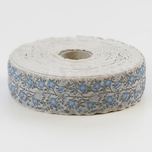 KAFKA F-02/09 Fita Jacquard de Algodão Orgânico com Acabamento de 2,5 cm de largura (25 mm) Fundo Bege com Rosas Silvestres Azul-Céu e Folhas Cinza em Dois Tons