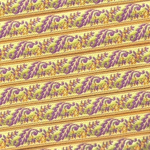 Cinta de jacquard FLORAL B-08-D con ribete de poliéster tejido de 1/2" de ancho (13 mm) de Francia, diseño barroco de "plumas" en dorado mostaza/púrpura/verde