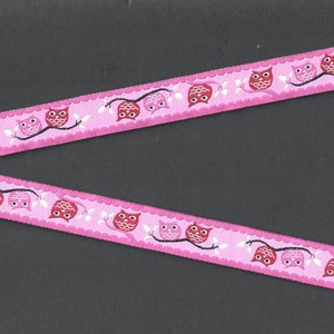 ANIMAIS/Pássaros C-19-A Jacquard Ribbon Poly Trim 5/8" de largura (16 mm) Fundo rosa com corujas rosa e vermelhas felizes sentadas em um galho