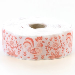 Cinta de jacquard tejida de algodón orgánico KAFKA G-25/04 de 1-1/4" de ancho (32 mm) en color blanco con gallos en tonos melocotón y albaricoque y ramo floral