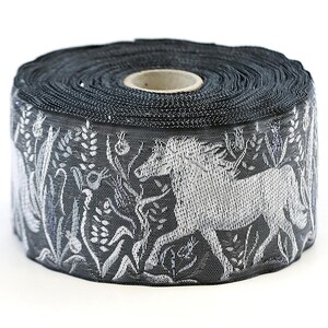 KAFKA K-06/05 Ruban jacquard en coton biologique tissé, 2 po. de large (50 mm) Gris avec chevaux blancs et gris, graminées blanches/gris clair, accents métalliques