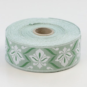 Cinta de jacquard tejida de algodón orgánico KAFKA G-24/05 de 1-1/4" de ancho (32 mm) "French Lily" en blanco, verde pálido y verde