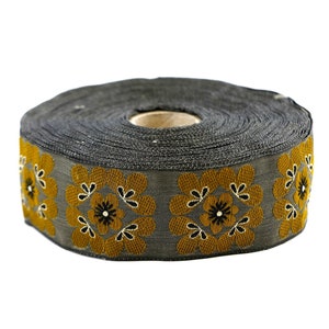 Nastro Jacquard KAFKA G-13/17 in cotone biologico intrecciato, larghezza 1-1/4" (32 mm), grigio con fiori color oro senape scuro, accenti neri e bianchi