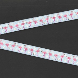 ANIMAIS/Pássaros C-23-B Jacquard Ribbon Poly Trim 5/8" de largura (16 mm) da França, fundo azul-celeste com flamingos rosa, flores brancas