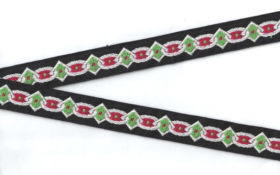 HOLIDAY E-31-A Jacquard Ribbon Cotton Trim 7/8" Wide (22mm) VINTAGE Black w/Red Green & White Ovals Squares Geometric Chain Design, Per Yard