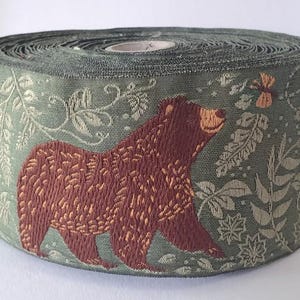 Ruban jacquard KAFKA L-05/05 en coton biologique tissé 60 mm de large, vert avec ours bruns, feuilles vertes/vignes grimpantes et bourdons