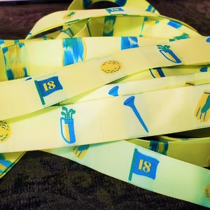 DEPORTES/Golf F-01-A Cinta de jacquard de poliéster con borde de 1" de ancho (25 mm) Fondo amarillo brillante con pelotas de golf, tees, bolsas de golf y banderas en verde azulado y amarillo