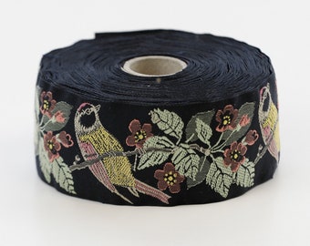 Ruban jacquard KAFKA H-12/08 Bordure en coton biologique 1-1/2" de large (40 mm) Noir avec mésanges jaunes, fauves et roses, fleurs de cerisier pourpre prune