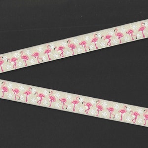 ANIMAIS/Pássaros C-23-A Jacquard Ribbon Poly Trim 5/8" de largura (16 mm) da França, fundo bege com flamingos rosa, flores brancas