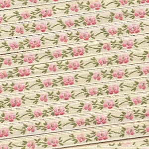 BLOMMIGT A-01-G Jacquardband Rayonkant 5/16" bred (8 mm) SÄLLSYNT, Tillverkad i Frankrike, Elfenben med brokiga rosa blommor, olivgröna blad