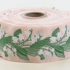 KAFKA H-02/33 Ruban jacquard en coton biologique tissé 38 mm (1-1/2 po.) de large, rose ballet, muguet blanc, feuilles vertes