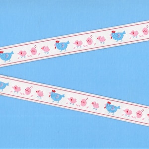 DIEREN/boerderij C-05-B Jacquardlint Polyesterrand 5/8" breed (16 mm) Made in France, lichtroze achtergrond, blauwe kippen, roze kuikens en eieren
