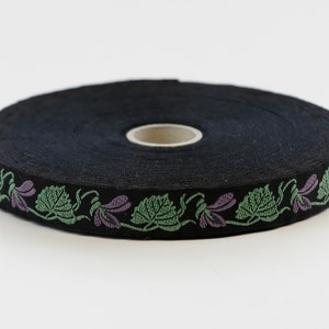 Nastro Jacquard KAFKA C-01/07 in cotone biologico intrecciato, larghezza 5/8" (16 mm), sfondo nero con "violette" viola e foglie verdi