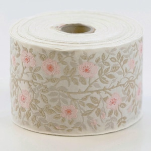 Cinta jacquard KAFKA L-01/70 de algodón orgánico tejido, 60 mm de ancho, color marfil con escaramujos rosa pálido y melocotón, hojas bicolor gris topo.