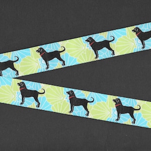 ANIMALES/Perros E-07-A Cinta jacquard de poliéster de 22 mm de ancho con conchas marinas color lima/turquesa y labrador negro con collar rojo