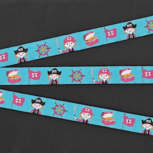 KINDER C-05-A Jacquard Band Poly Trim 5/8 "breit (16 mm) Piraten Mädchen in Hüten, w / Cutlasses, Flaggen & Schatztruhen auf Blau