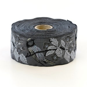 Ruban jacquard KAFKA H-12/09 Bordure en coton biologique 1-1/2" de large (40 mm) Noir avec mésanges grises, fleurs de cerisier avec accents argentés irisés