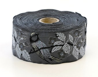 KAFKA H-12/09 Cinta Jacquard Ribete de algodón orgánico 1-1/2" de ancho (38 mm) Negro con pájaros carboneros iridiscentes plateados, flores de cerezo grises