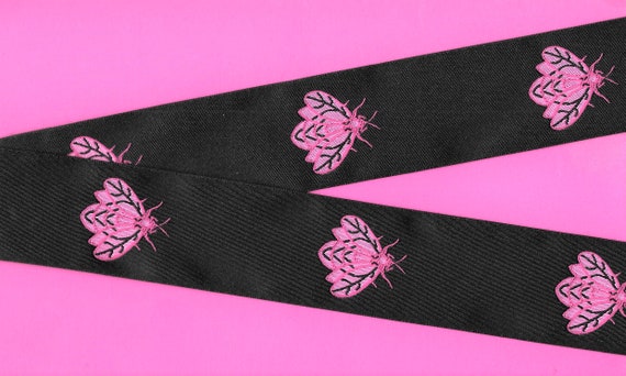 INSECTS H-10-A Jacquard Ribbon Poly Trim 1-1/2" wide (38mm) Black Background w/Large Pink Bees