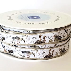 SOPHIA DRESCHER Pássaros Jacquard Fita Tecida 5/8" de largura (16 mm) Da Alemanha, Fundo Branco com Gansos Cinzentos Entre as Gramas