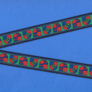 MÄRCHEN DER KINDER D-02-A Jacquard-Band Poly Trim, 3/4 "breit (20 mm) Marineblau w / Rot & Grün ""Shields"" Emblem-Wappen, 1 Meter REST