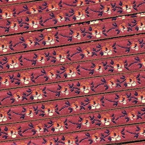 Cinta de jacquard FLORAL A-01-B con borde de rayón de 5/16" de ancho, fabricada en Francia, color burdeos con flores abigarradas en marfil y melocotón y tallos morados